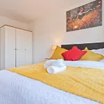2 Bedroom 4 Beds Flat With Free Parking Sleeps 7 Guest