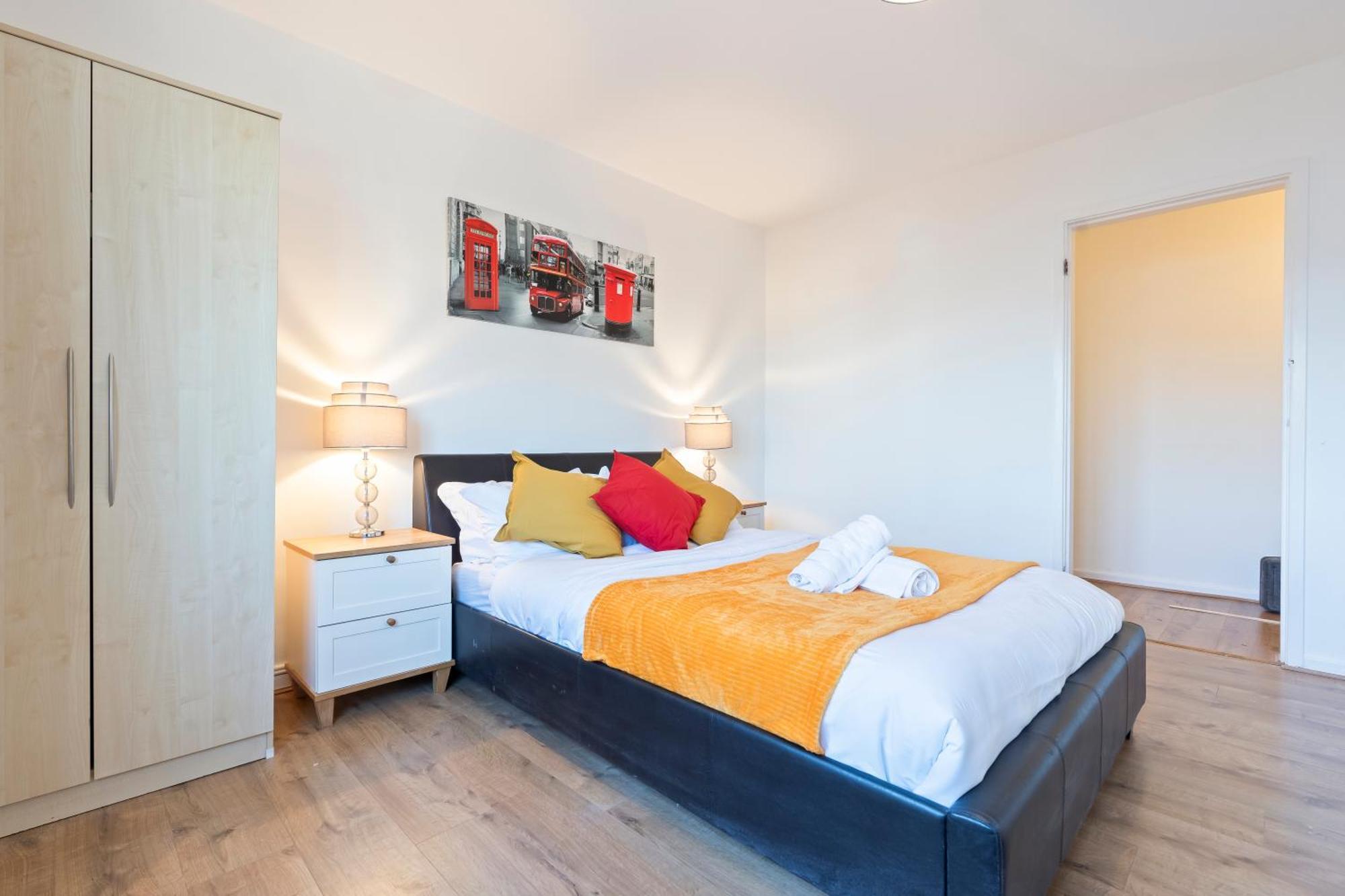 2 Bedroom 4 Beds Flat With Free Parking Sleeps 7 Guest Apartment *
