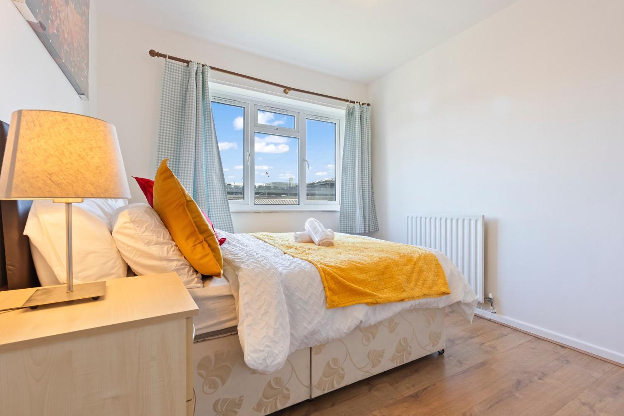 Apartment 2 Bedroom 4 Beds Flat With Free Parking Sleeps 7 Guest *