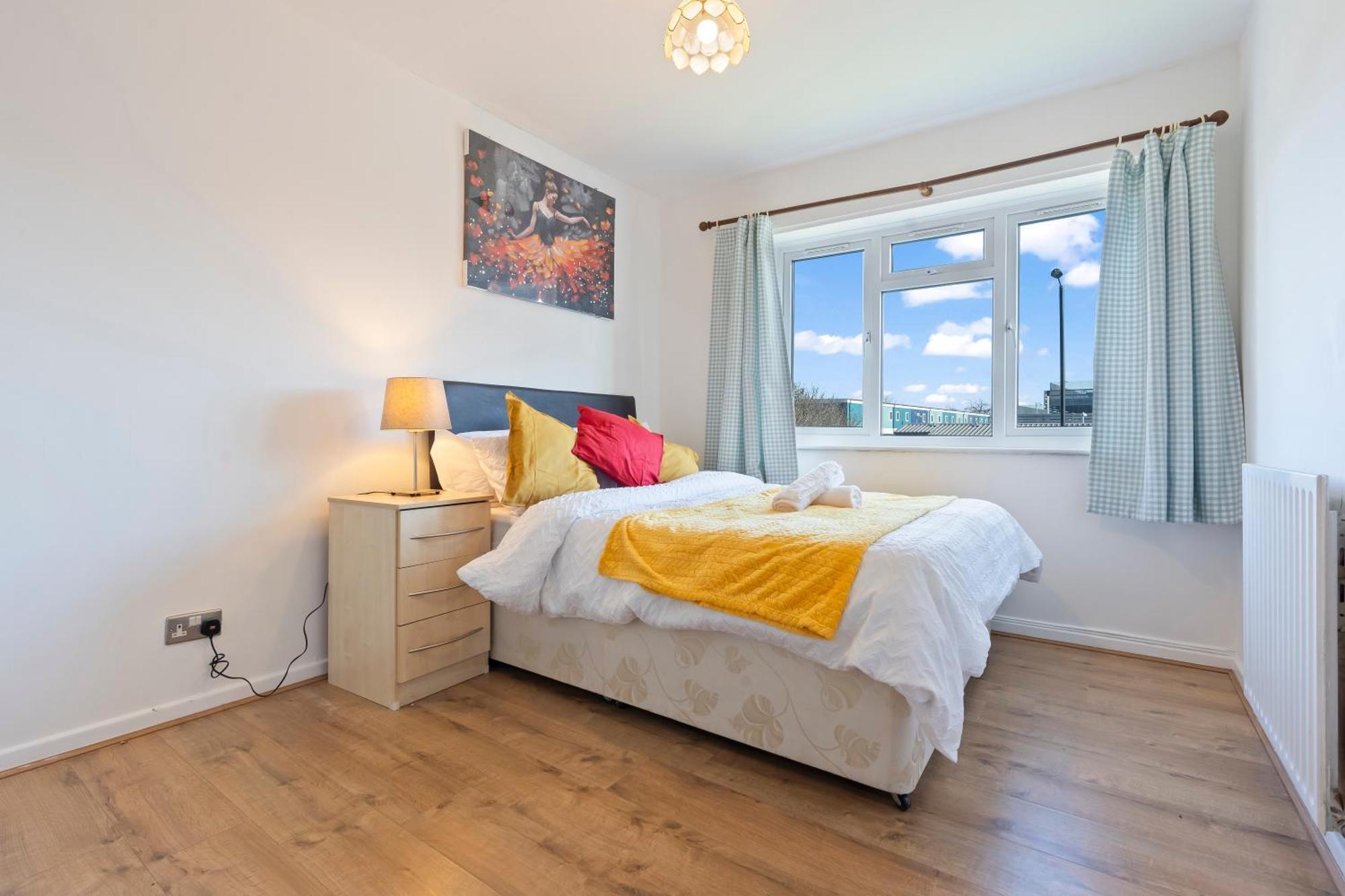 2 Bedroom 4 Beds Flat With Free Parking Sleeps 7 Guest *