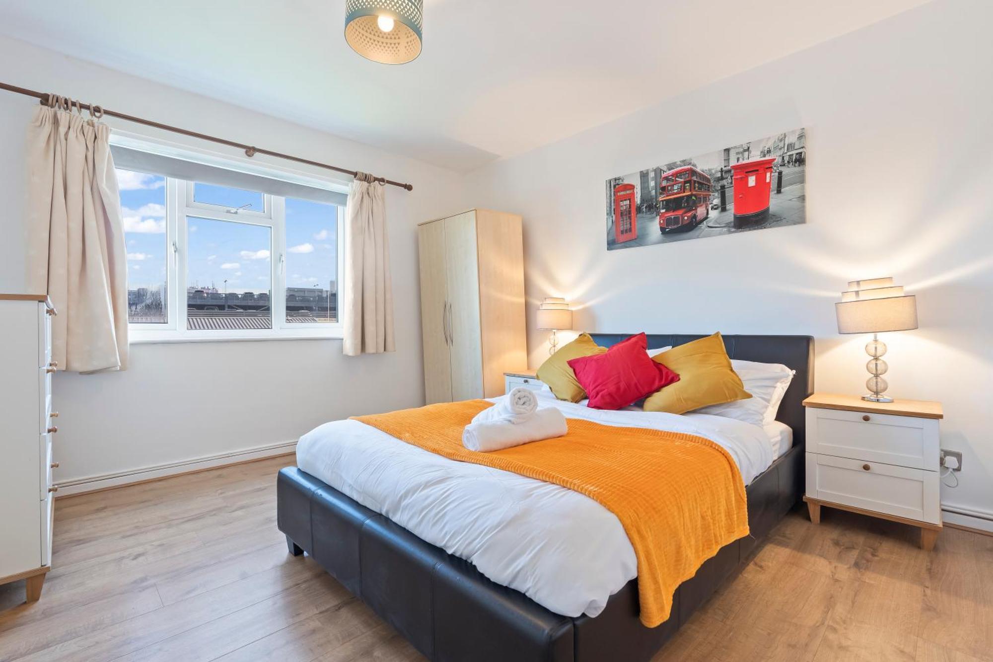 2 Bedroom 4 Beds Flat With Free Parking Sleeps 7 Guest Apartment
