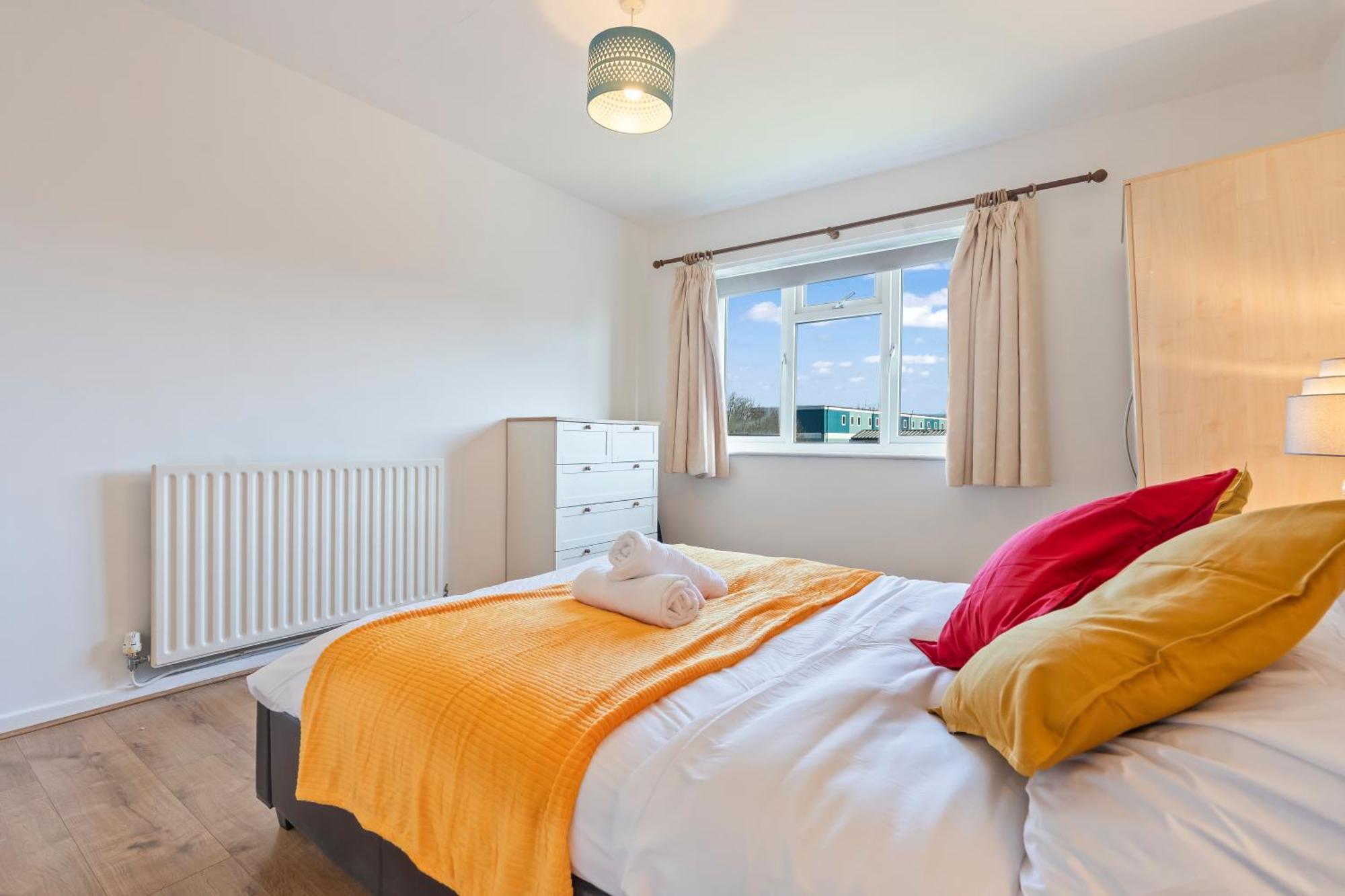 Apartment 2 Bedroom 4 Beds Flat With Free Parking Sleeps 7 Guest *