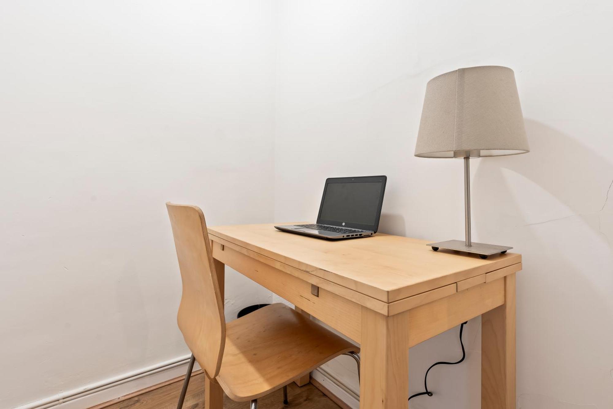 2 Bedroom 4 Beds Flat With Free Parking Sleeps 7 Guest