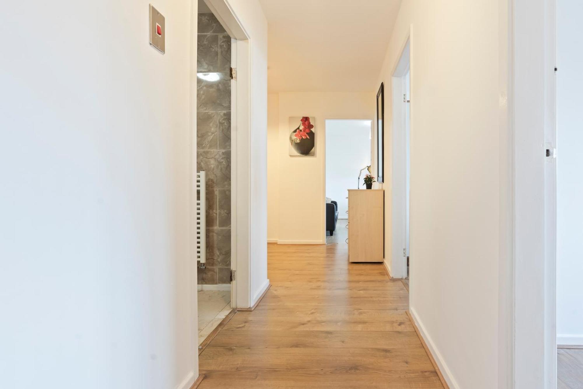 2 Bedroom 4 Beds Flat With Free Parking Sleeps 7 Guest *