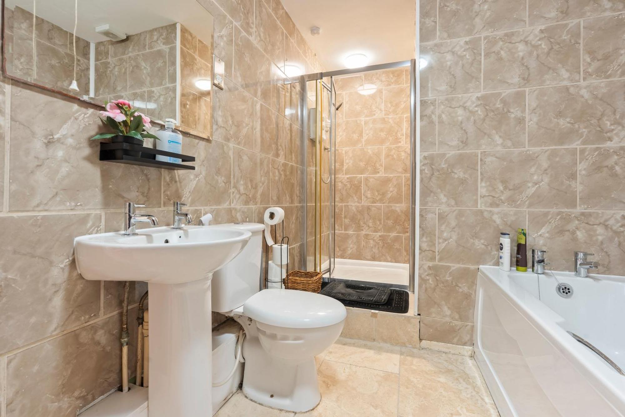 2 Bedroom 4 Beds Flat With Free Parking Sleeps 7 Guest