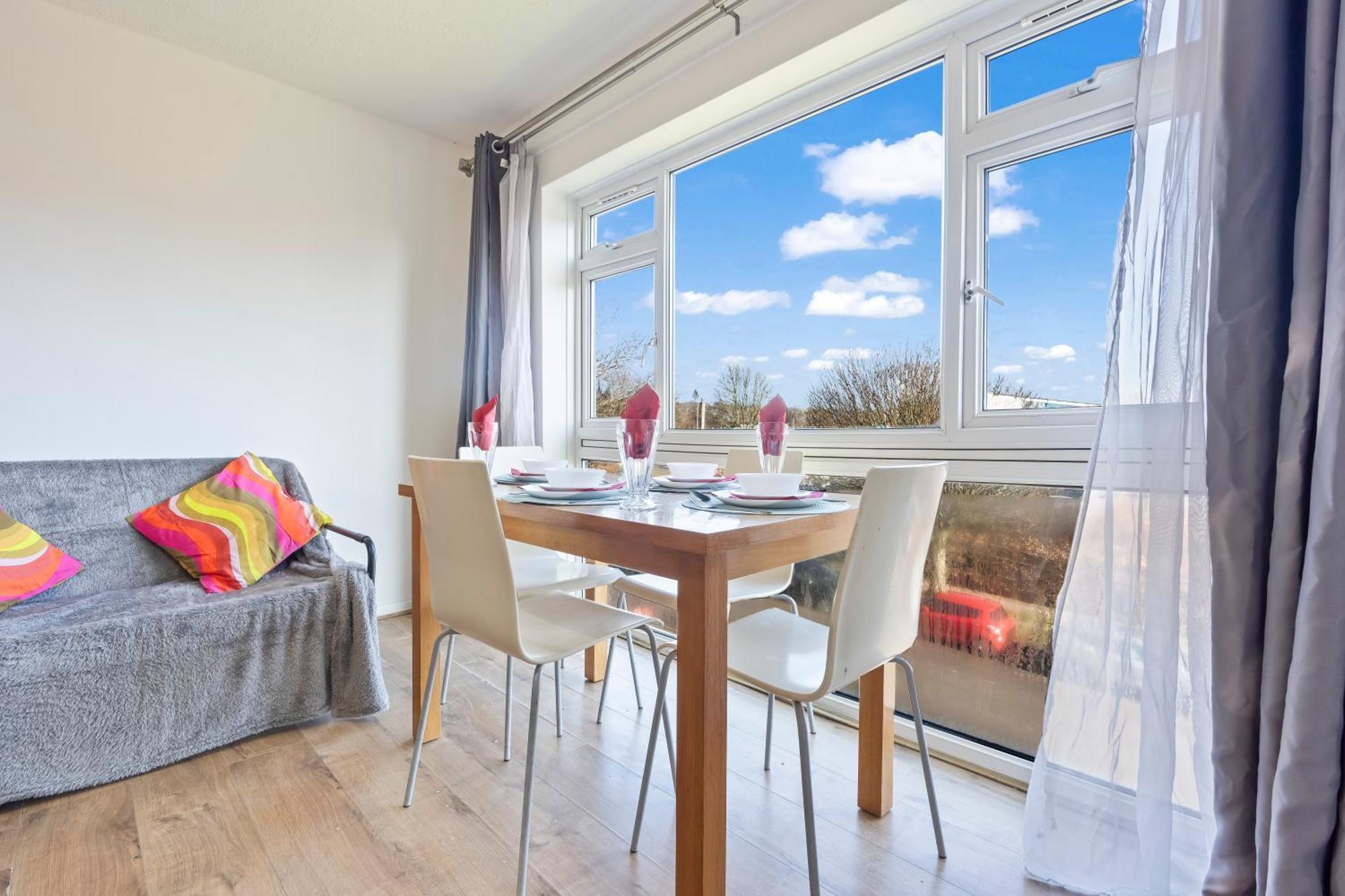 2 Bedroom 4 Beds Flat With Free Parking Sleeps 7 Guest Apartment