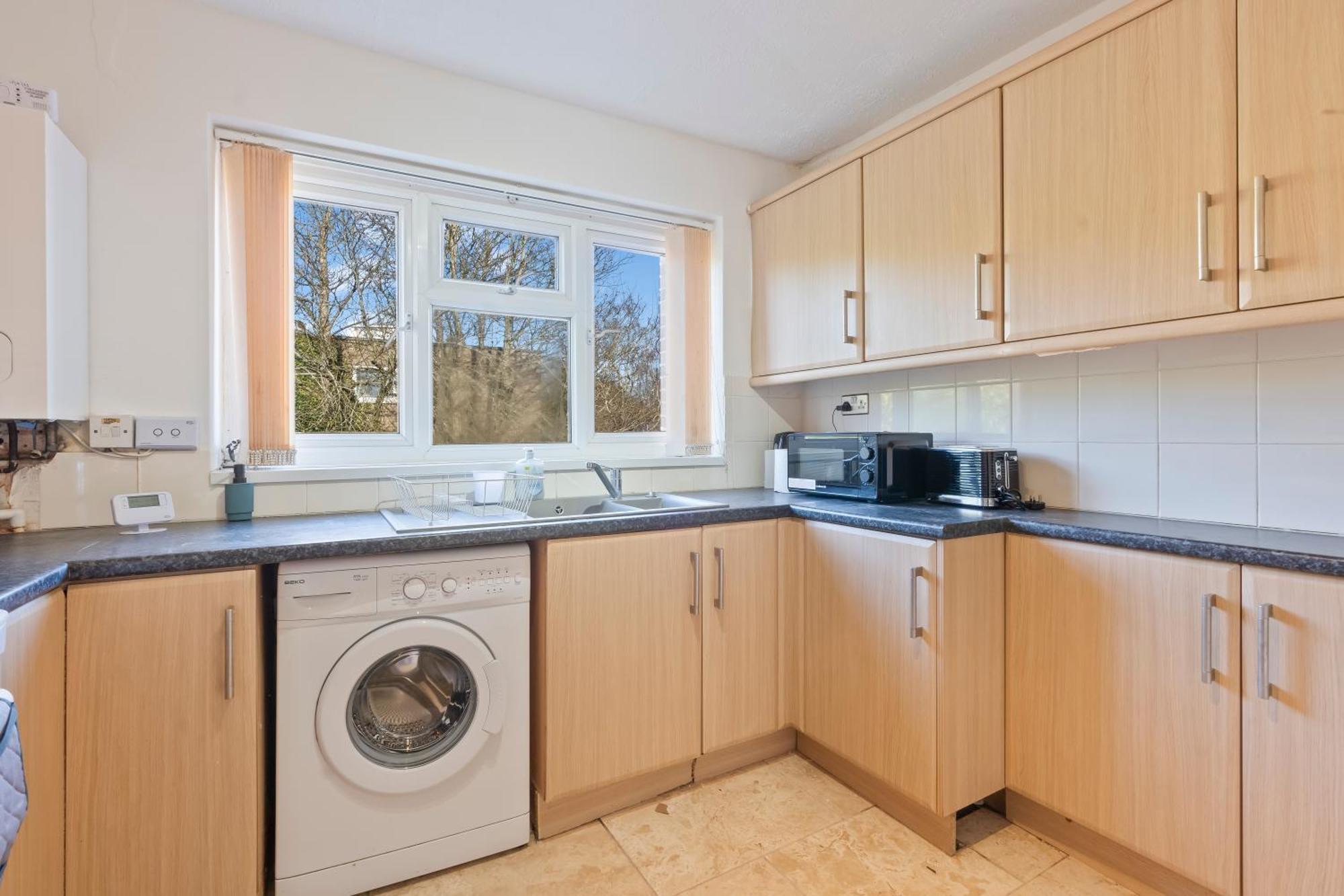 2 Bedroom 4 Beds Flat With Free Parking Sleeps 7 Guest Apartment *