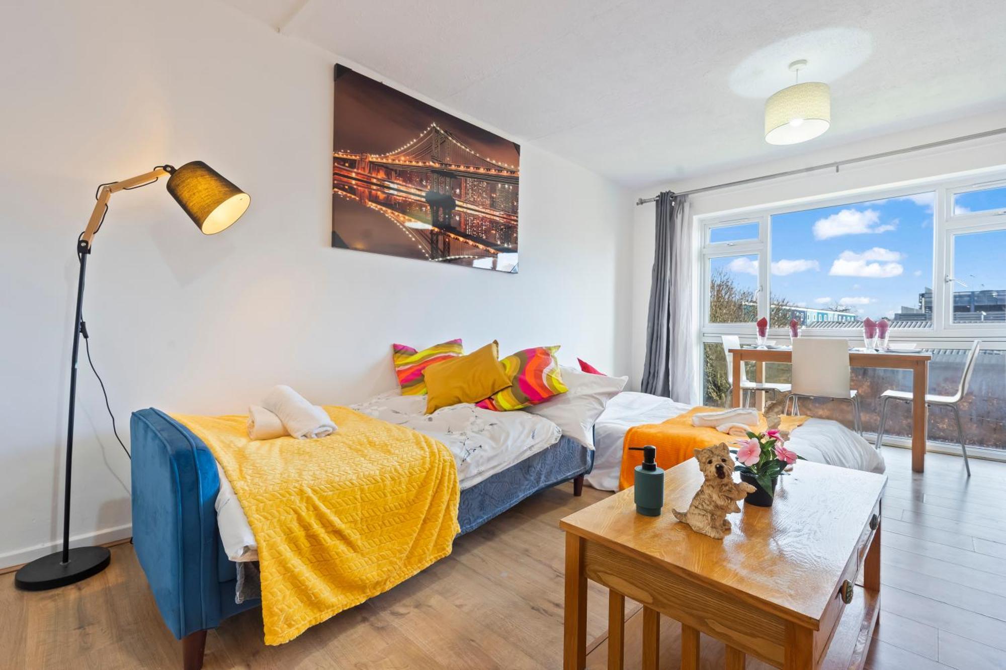 2 Bedroom 4 Beds Flat With Free Parking Sleeps 7 Guest Apartment