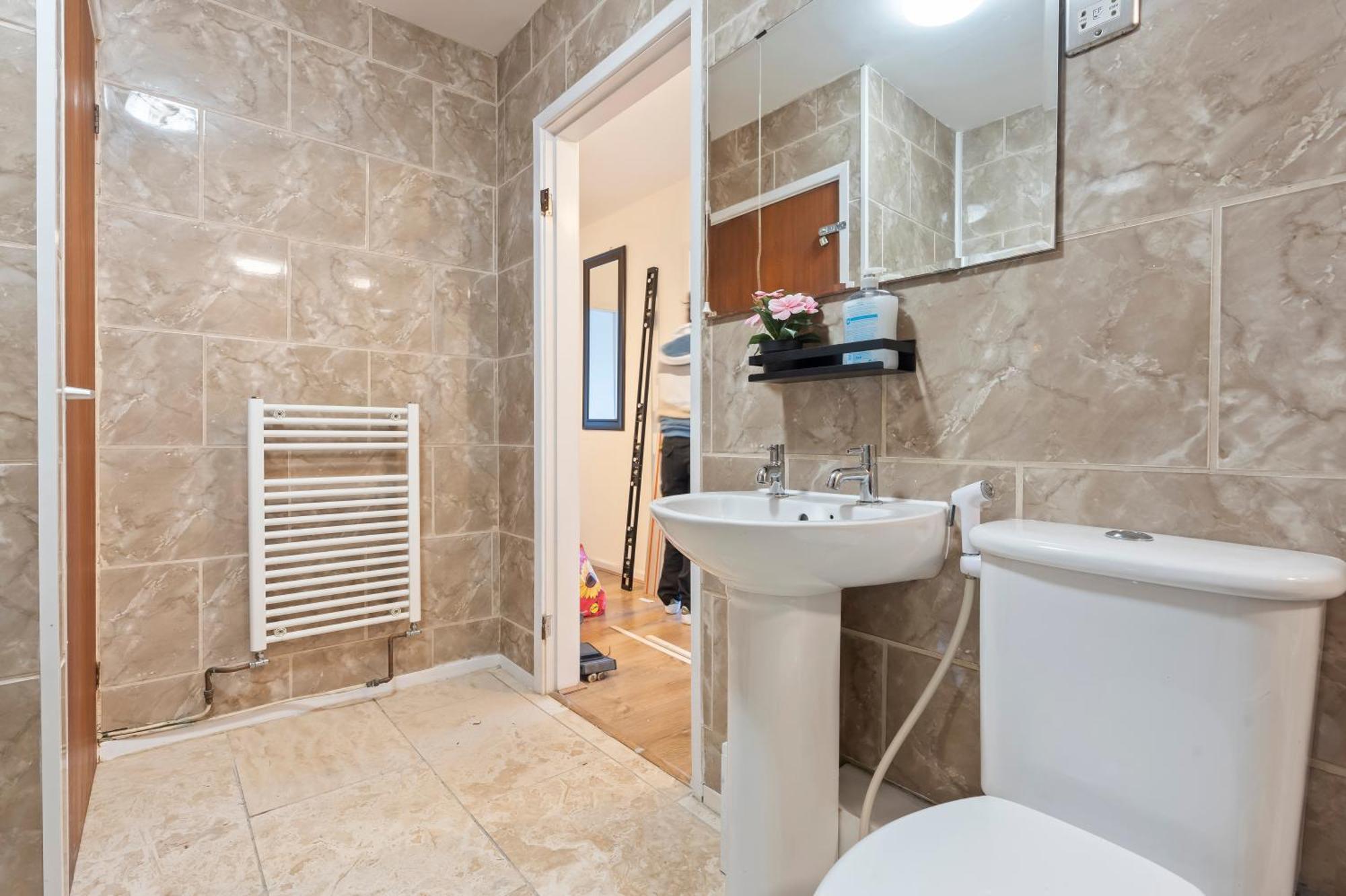 2 Bedroom 4 Beds Flat With Free Parking Sleeps 7 Guest Apartment