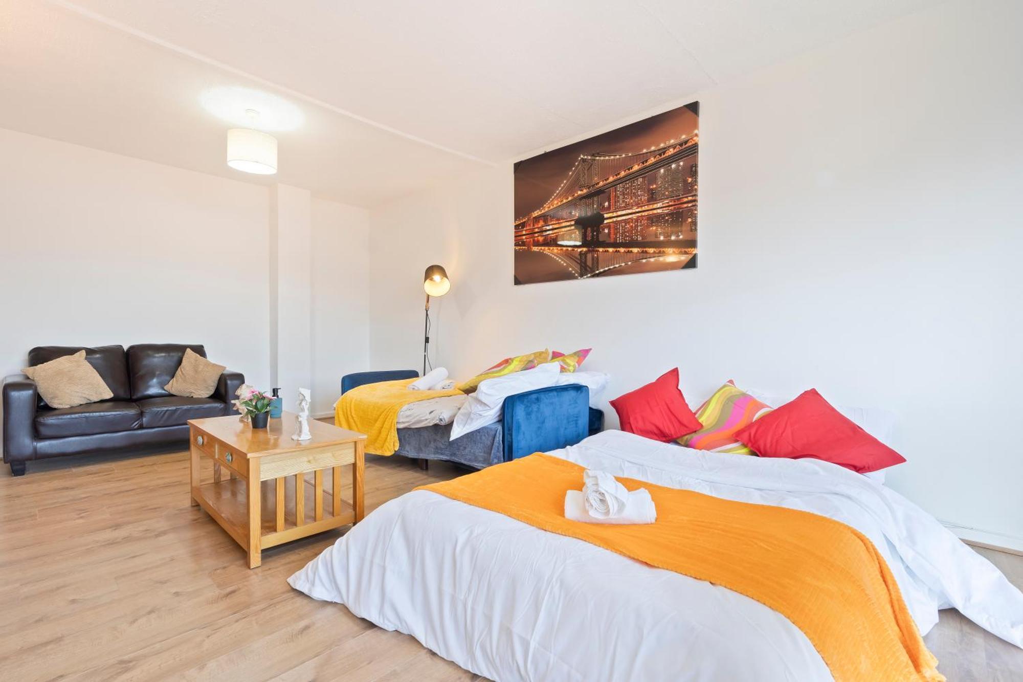 2 Bedroom 4 Beds Flat With Free Parking Sleeps 7 Guest *